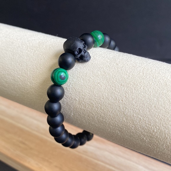 Matte Black Onyx and Malachite Skull Bead Bracelet - Picture 1 of 5